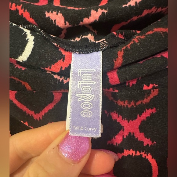 XO Patterned Leggings perfect for Valentines!! - Picture 4 of 4